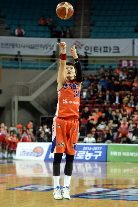 지난달 6일 인천 삼산체육관에서 열린 인천 전자랜드와 서울 삼성의 6강 플레이오프 4차전 경기에서 점프슛을 시도하고 있는 박찬희. <KBL 제공>